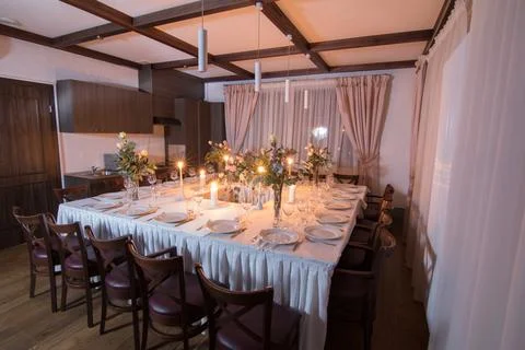 Home decorations. Festive table decorations, flowers and tableware Foto stock