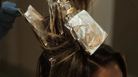 Home hair highlighting tutorial, demonstrating simple techniques for adding Vídeos de archivo 291880782