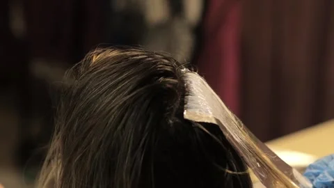 Home hair highlighting tutorial, demonstrating simple techniques 動画素材 293163754