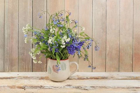 Home interior with decor elements, beautiful spring garden flowers in a va... 库存照片