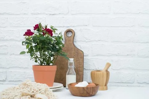 Home kitchen interior with easter decor. Blooming rose in a pot, eggs in wood Foto stock