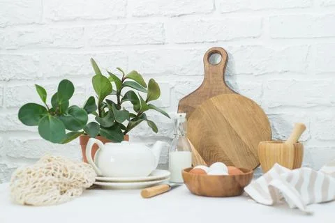 Home kitchen interior with easter decor. Blooming flower in a pot, eggs in wo Foto stock