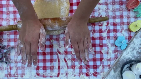 Home kitchen.The process of making a cookie. Home kitchen. Stockbeeldmateriaal 135324725
