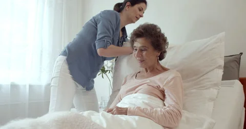 Home Nurse Making Bed of Elderly Female Patient. Stock Footage 142072934
