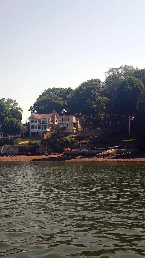 Home on oceanfront property in Marblehead harbor Vídeos de archivo 336713494