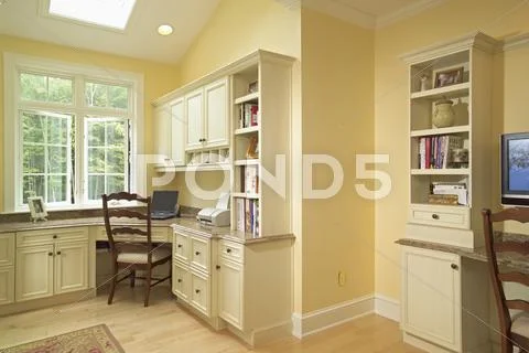 Home office with multiple work stations Stock-Fotos
