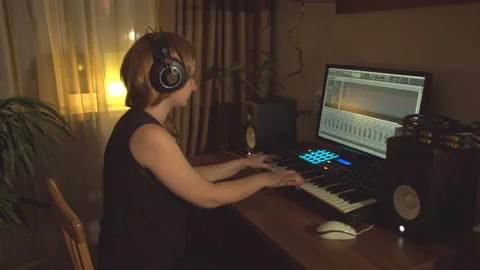 Home recording studio. Stockbeeldmateriaal 114059852