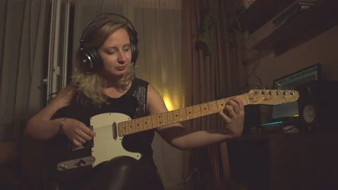 Home recording studio. Slow motion. Stockbeeldmateriaal 114061313