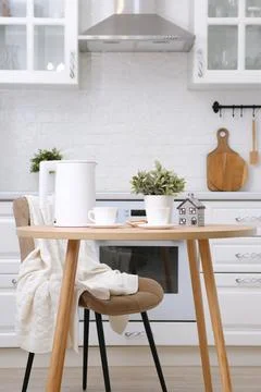Home spring easter design in kitchen. White teapot, two cups of tea, plate with Foto stock