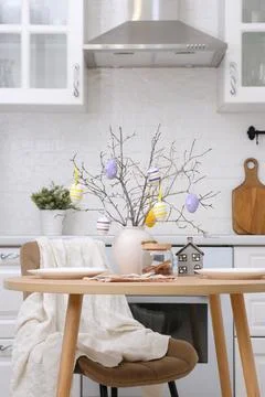 Home spring easter design in kitchen. Ceramic vase with spring branches with Foto stock