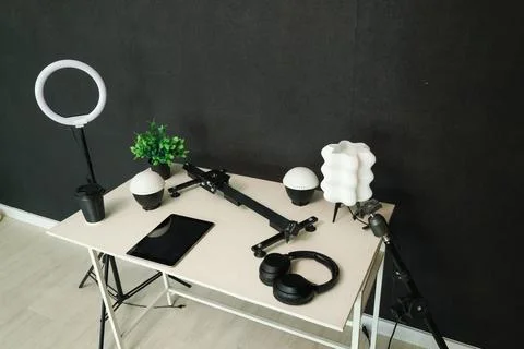 Home studio setup with ring light, tablet, headphones, and camera slider Foto stock