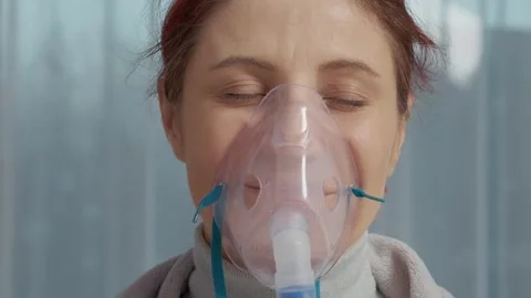 Home treatment of pneumonia using a nebulizer and saline for lung health 動画素材 346706184