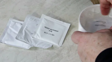 Homebrew wine  kit - checking the ingredient packages Vidéo 36108280