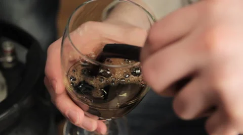 Homebrewer Sampling Craft Beer from Pint Glass - Home Craft Beer Brewing Vidéo 61503134