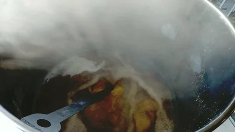 Homebrewing boil 動画素材 129613554