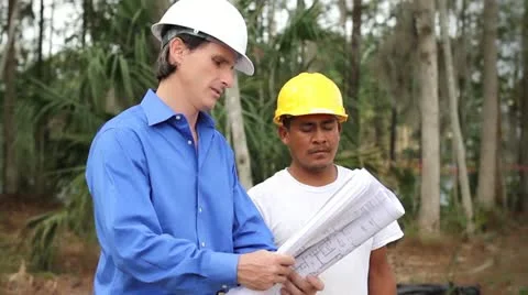 Homebuilder and Construction Worker Review Plans Vídeos de archivo 21111071