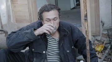 A homeless alcoholic drinks vodka at the dump (full HD) Stock Footage 85673412