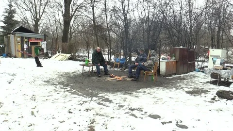 Homeless burning and creating fire to warm themselves in the winter snow Stock-Footage 86485419
