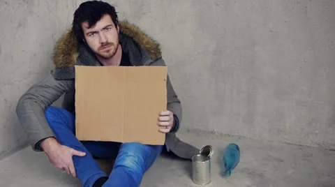 Homeless with a cardboard Stockbeeldmateriaal 20496566