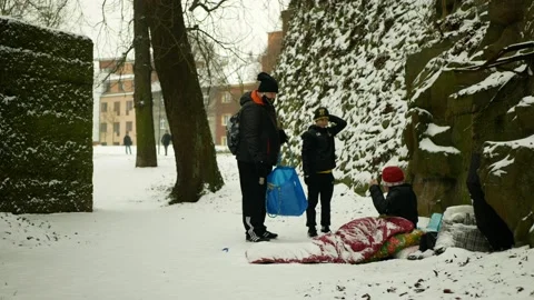 Homeless charity worker help helping food park winter snow frost volunteers Stock Footage 148294796