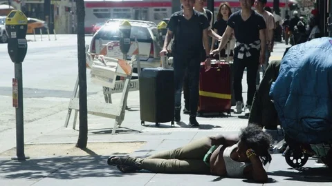 Homeless Lady 動画素材 79903265