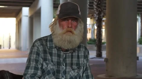 Homeless man beard slow motion, overpass downtown Video stock 40723893