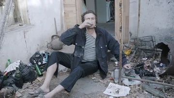 A homeless man drinks vodka Video stock 85673259