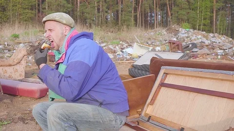 Homeless man eats at the dump social video 스톡 동영상 89403340