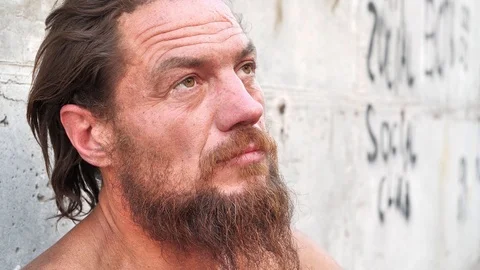 Homeless man look at camera 動画素材 115947928