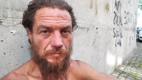 Homeless man look at camera 動画素材 116180070