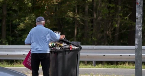Homeless man searching garbage cans, Germany 4K Vidéo 114693233