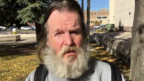 Homeless Man Talks to Camera Vidéo 81337680