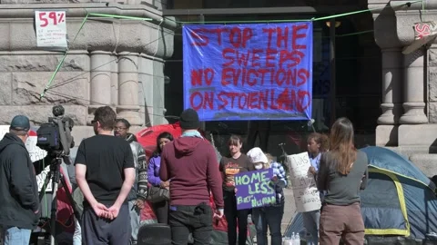 Homeless people rally to end raids on encampments in Minneapolis, Minnesota. Video stock 219371553