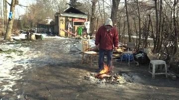 Homeless poor burning and creating fire to warm themselves in the winter snow Stock Footage 85951112