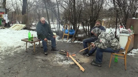 Homeless poor burning and creating fire to warm themselves, alcohol drinks wine Stock Footage 86445131