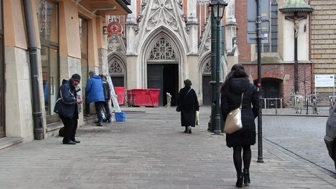 Homeless ribs in front of the store Vídeo Stock 87512046
