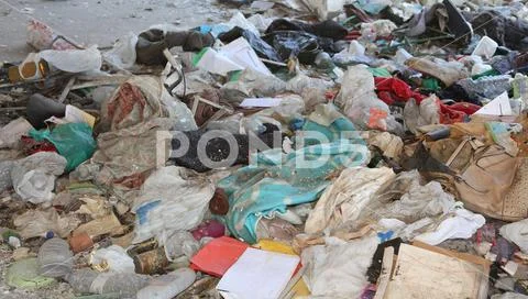 Homeless shelter with many tatters after the forced eviction of the police de Stock Photos