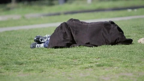 Homeless Sleeping Park Jacket Vídeo Stock 134717035