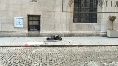 Homeless sleeping on the sidewalk while people ignoring him New York City 스톡 동영상 56951460