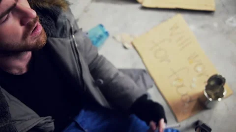 Homeless smoking Stockbeeldmateriaal 20496850