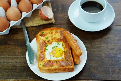 Homemade bread, bread, fried eggs and breakfast coffee Foto stock