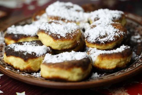 Homemade cheesecakes on a clay plate. Syrniki Stock Photos