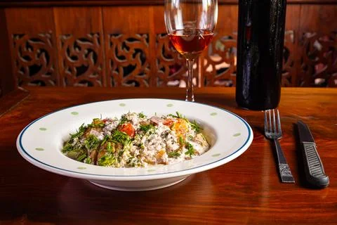 Homemade cod fish with mashed potatoes and pieces of tomatoes in white cera.. Foto stock