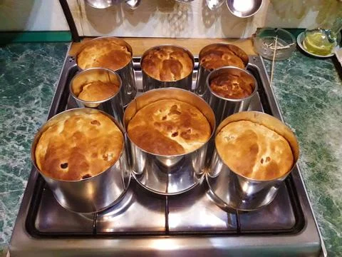 Homemade Easter cake baking experience. Cook at home. Baking in a tin Foto stock