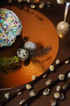 Homemade Easter cake, colored sprinkles in a shell. Quail eggs in hay, rest.. Stock-Fotos