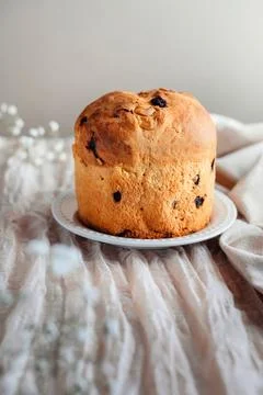 Homemade Easter cake on a plate placed on a tablecloth. Foto stock