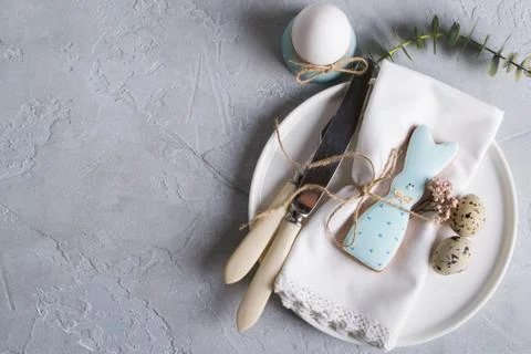 Homemade easter cookies in the shape of  a  funny  rabbit  on white plate. Foto stock