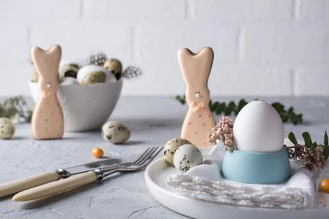 Homemade easter cookies in the shape of  a  funny  bunny, quail eggs  and chi Foto stock