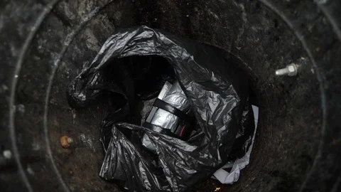 A homemade explosive device in a black bag, in an urn on the street. Preparation Vídeo Stock 79629958