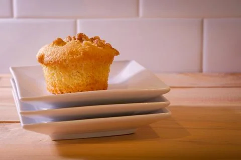 Homemade muffin on stack of white plates with low key lighting. Foto stock